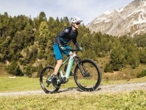Aprenda a usar melhor uma bicicleta elétrica em trilhas!