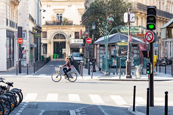 Paris proíbe carros em mais 500 ruas