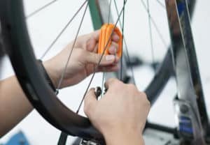 Manter as rodas da sua bicicleta em bom estado é essencial para garantir segurança, desempenho e evitar dores de cabeça durante as pedaladas.