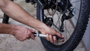 Pressão dos pneus. Sua pedalada pode ser muito mais prazerosa ou extremamente frustrante dependendo de um detalhe muitas vezes ignorado.