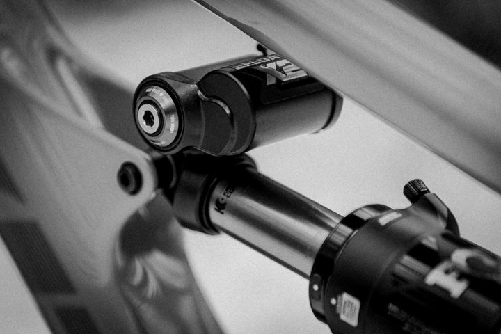 Fox lança novos FLOAT X2 e DHX2, a evolução de shocks para downhill