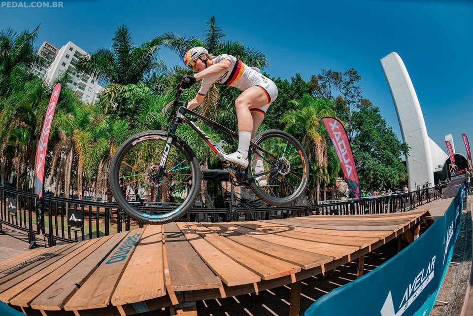 Campeões do mundo vencem a etapa da Copa do Mundo de XCE de Mountain Bike no Shimano Fest 2025