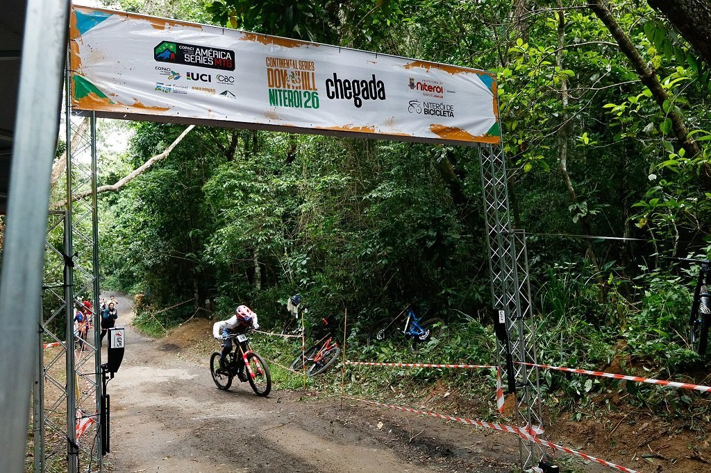 Brasileiros brilham no Continental Series de Downhill em Niterói