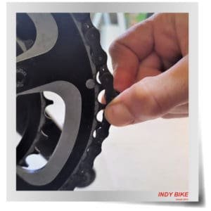 Uma simples verificação periódica da corrente pode aumentar a vida útil da transmissão e garantir pedaladas mais suaves e eficientes.