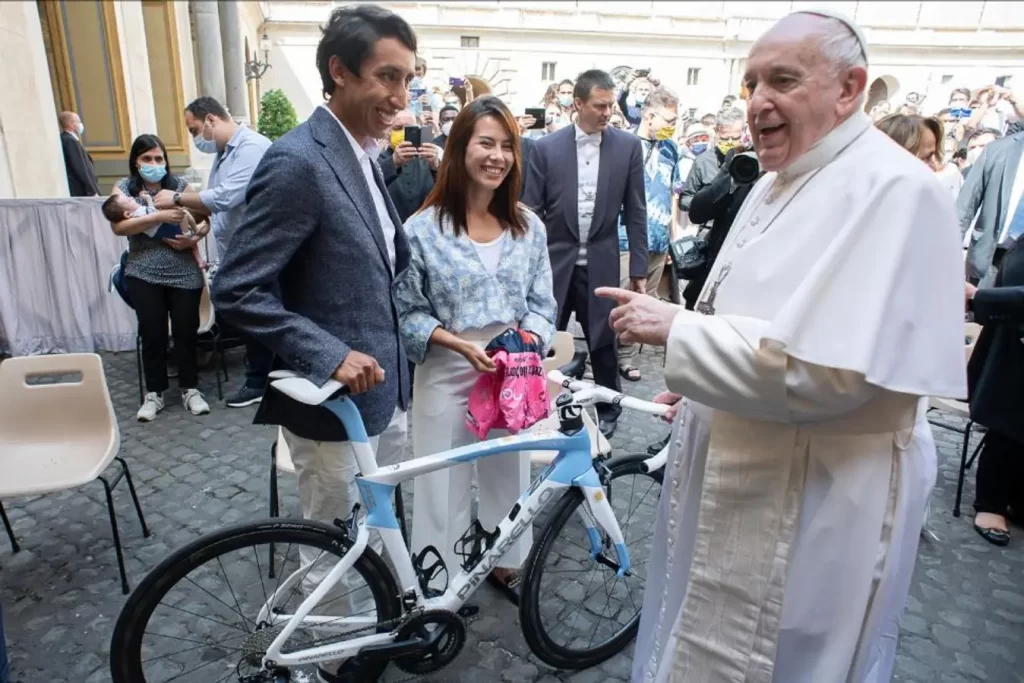 Giro d’Italia homenageia Papa Francisco