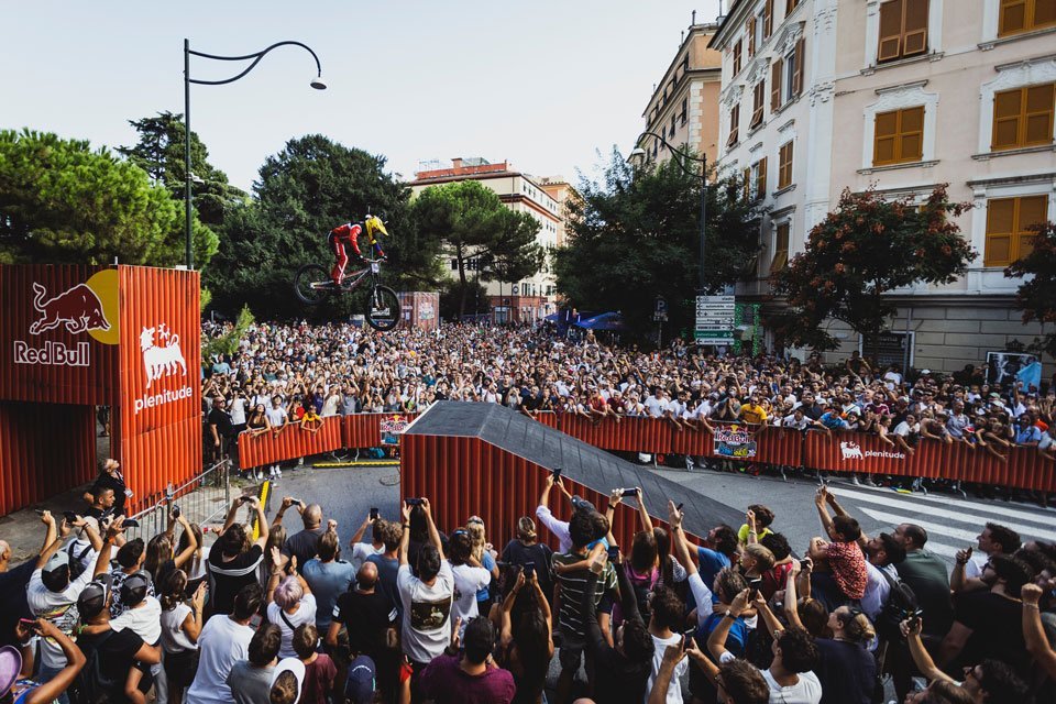 Red Bull Genova Cerro Abajo abre a World Series 25-26 com Roger Vieira coroado campeão