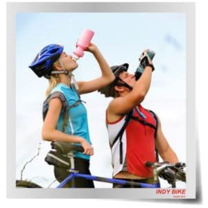 Pedalar no calor exige cuidado: água, proteção e pausas.