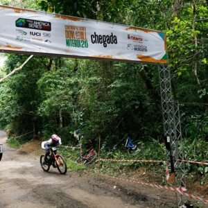 Brasileiros brilham no Continental Series de Downhill em Niterói