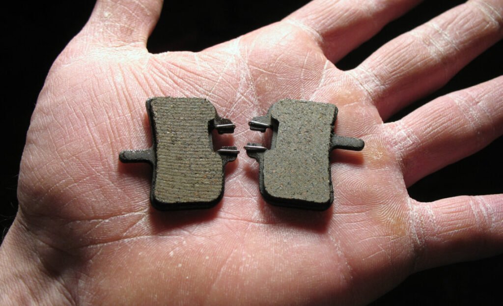 Pastilhas desgastadas podem comprometer sua segurança. Veja como identificar a hora certa da troca.