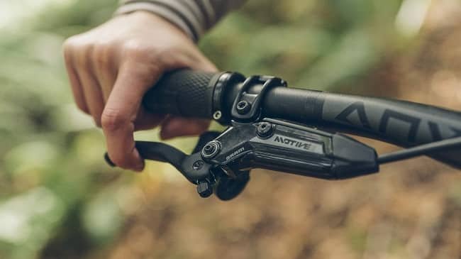 SRAM revoluciona linha de freios com a nova série Motive para XC e Trail, agora com óleo mineral